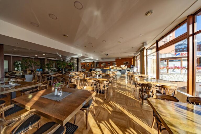 Pohľad na Reštauráciu Zubačka — Hotel Crocus Štrbské Pleso